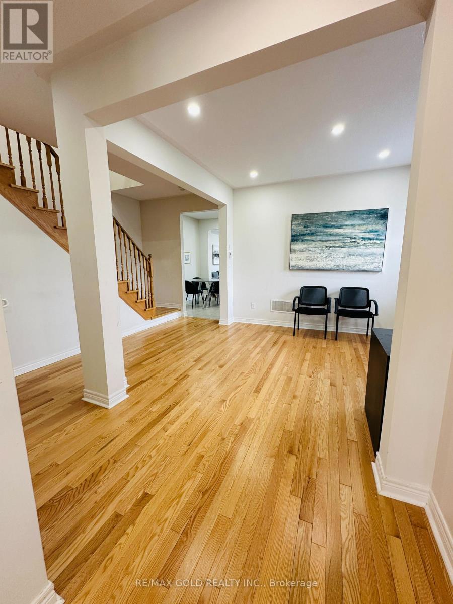 566 Bessborough Drive, Milton, Ontario  L9T 7V2 - Photo 4 - W13450726