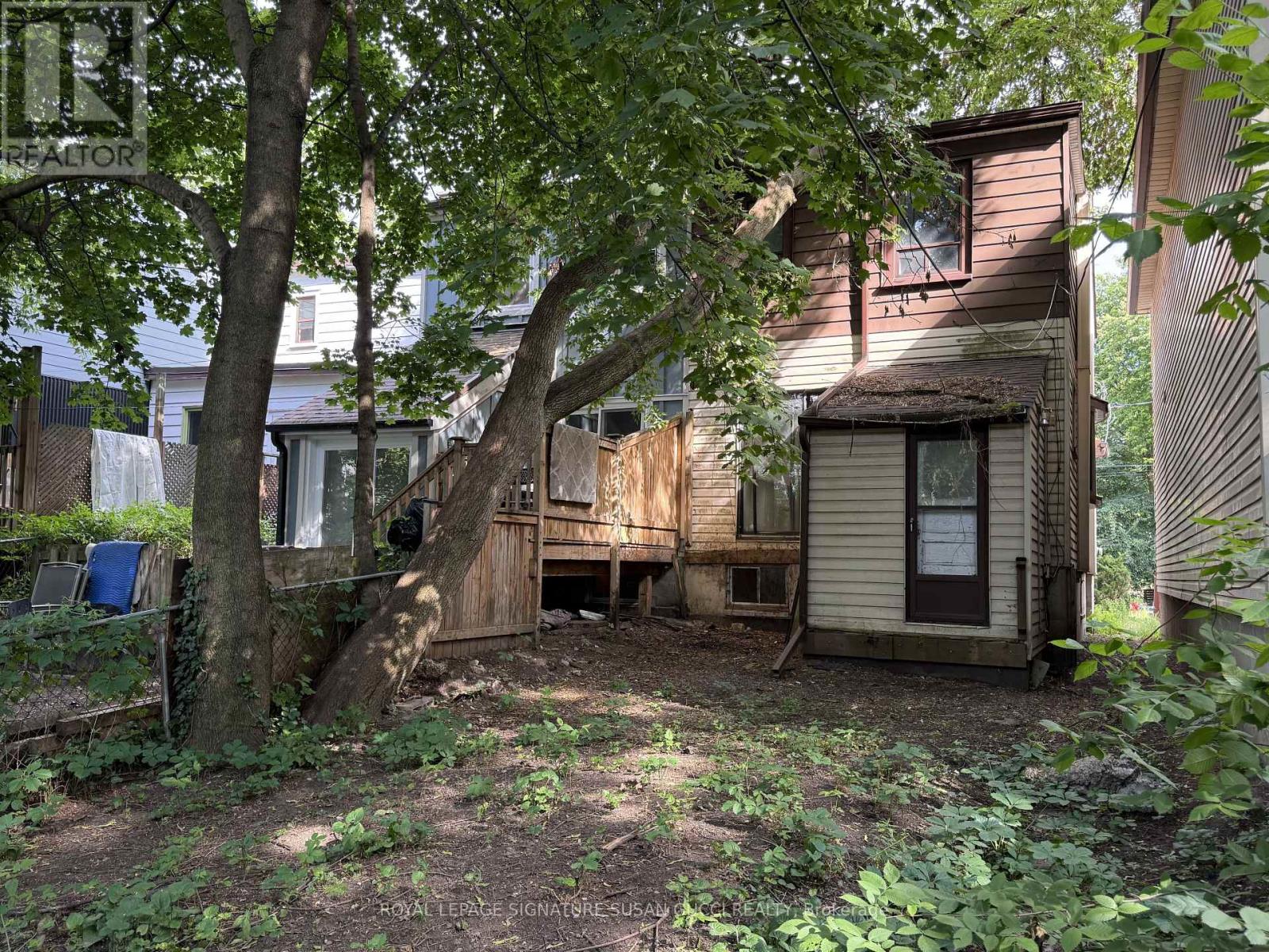 18 Aldergrove Avenue, Toronto, Ontario  M4C 1B2 - Photo 3 - E13459008