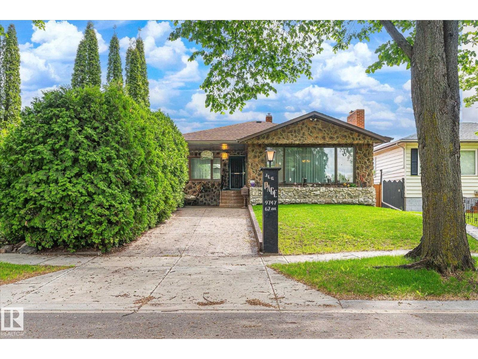 9747 67 AV NW, Edmonton, Alberta