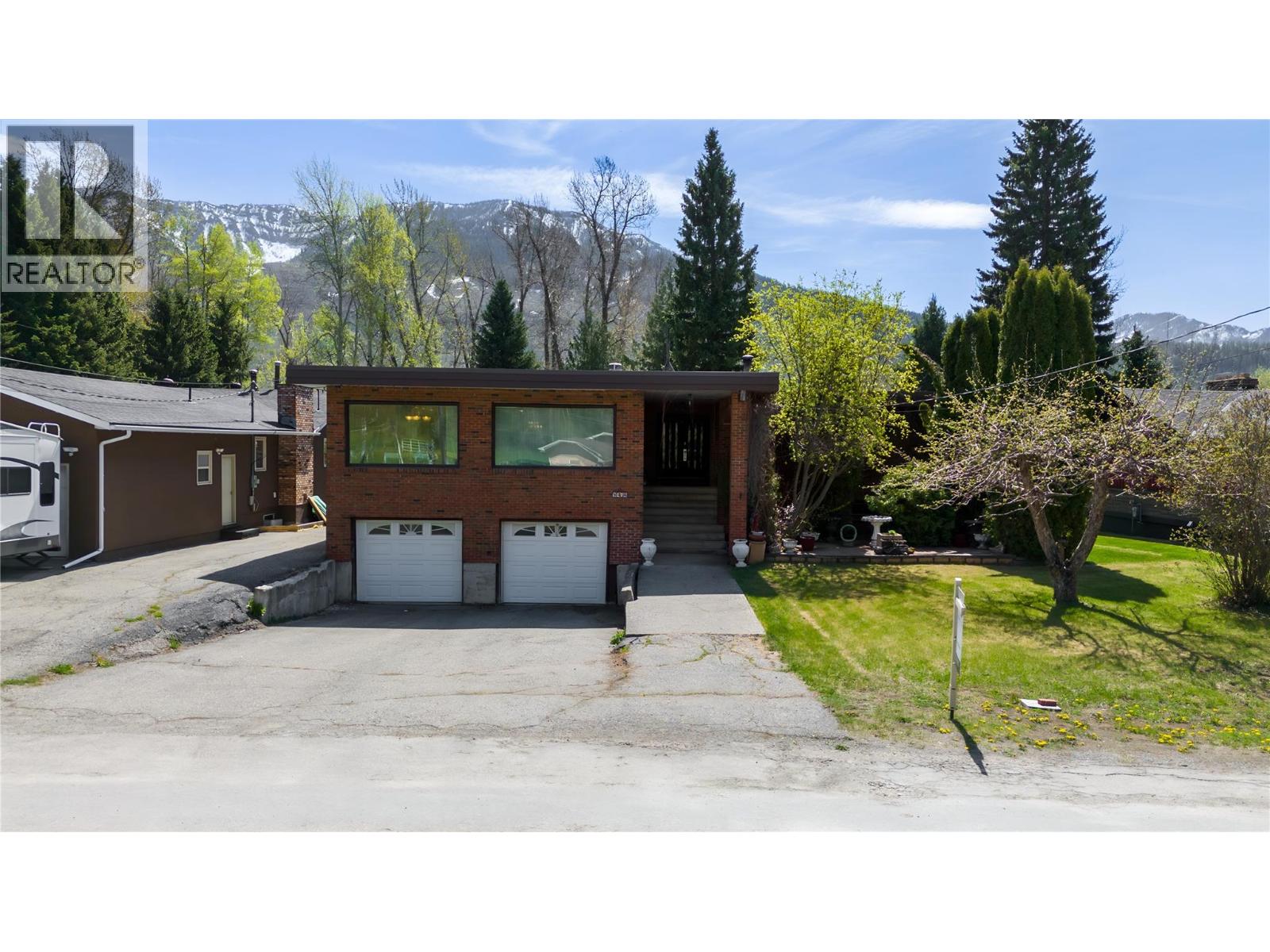 1698 Mckenzie Road, Fernie, British Columbia  V0B 1M5 - Photo 1 - 10391796