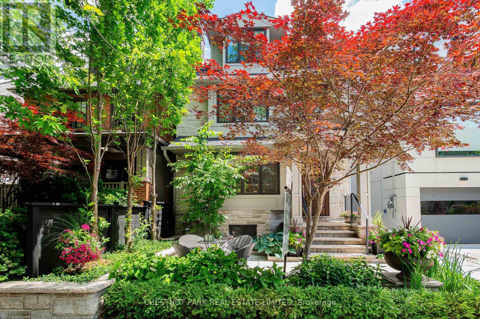 <div class="slider-price">$3,295,000</div><p>21 Cornish Road, Toronto, Ontario</p>