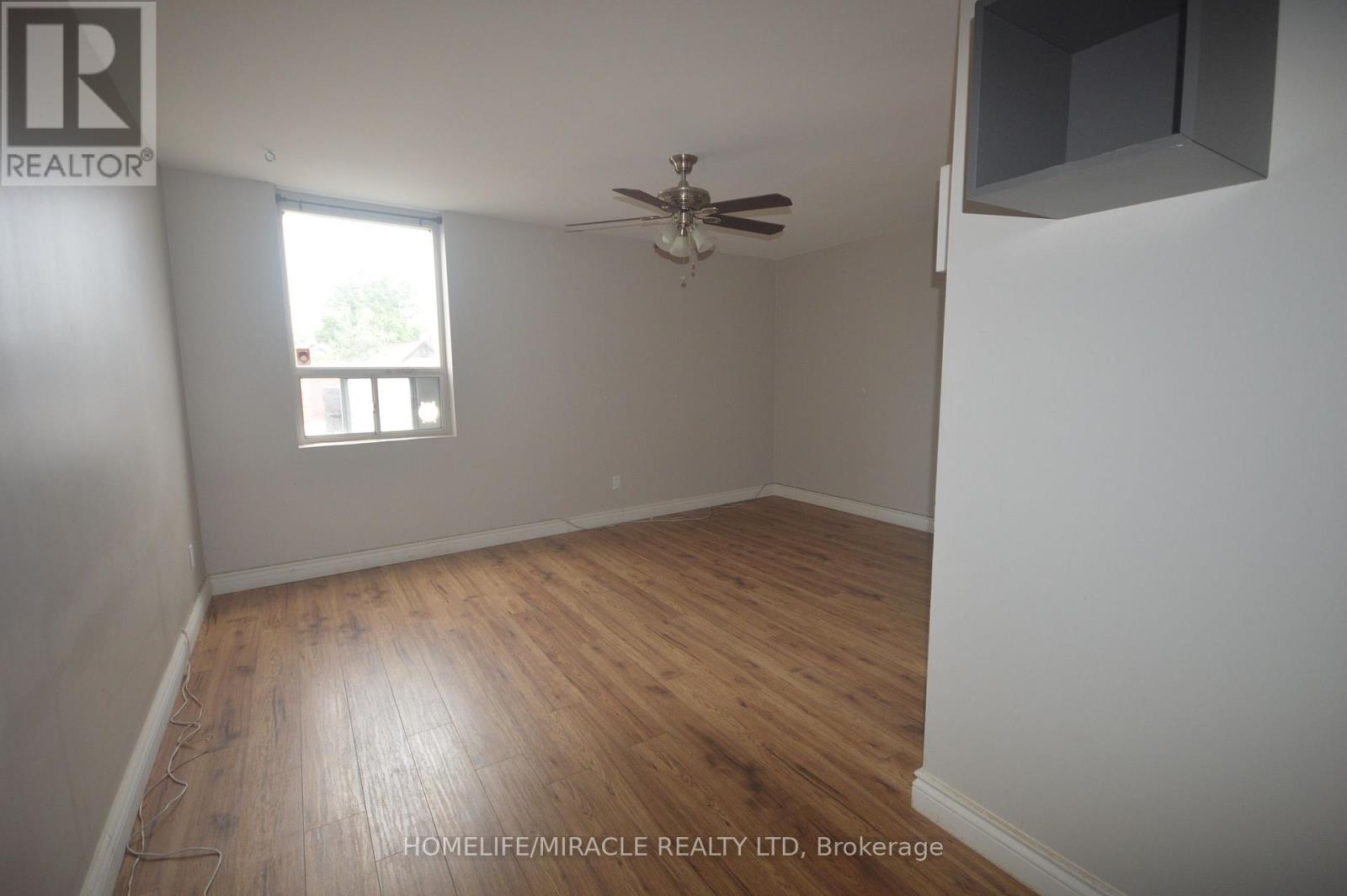 UPPER #1 - 64 HOLLAND STREET W, Bradford West Gwillimbury, Ontario