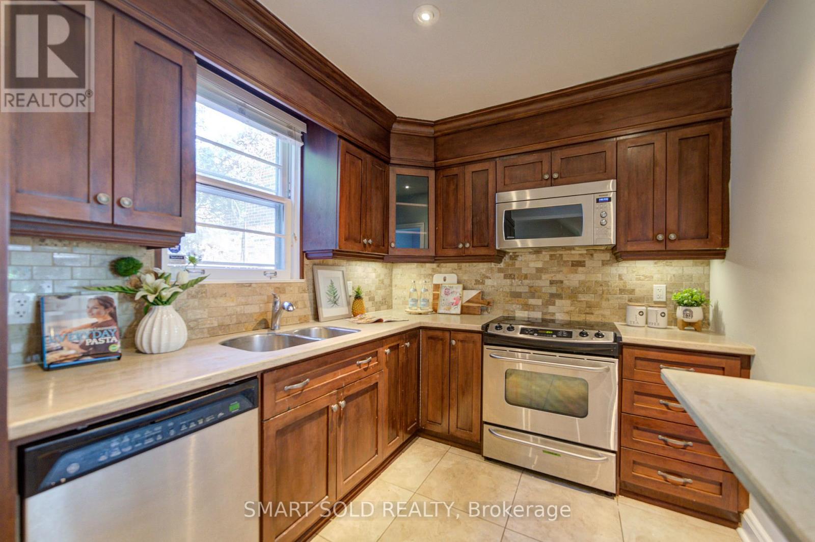 29 Highbourne Road, Toronto, Ontario  M5P 2J1 - Photo 10 - C13239282