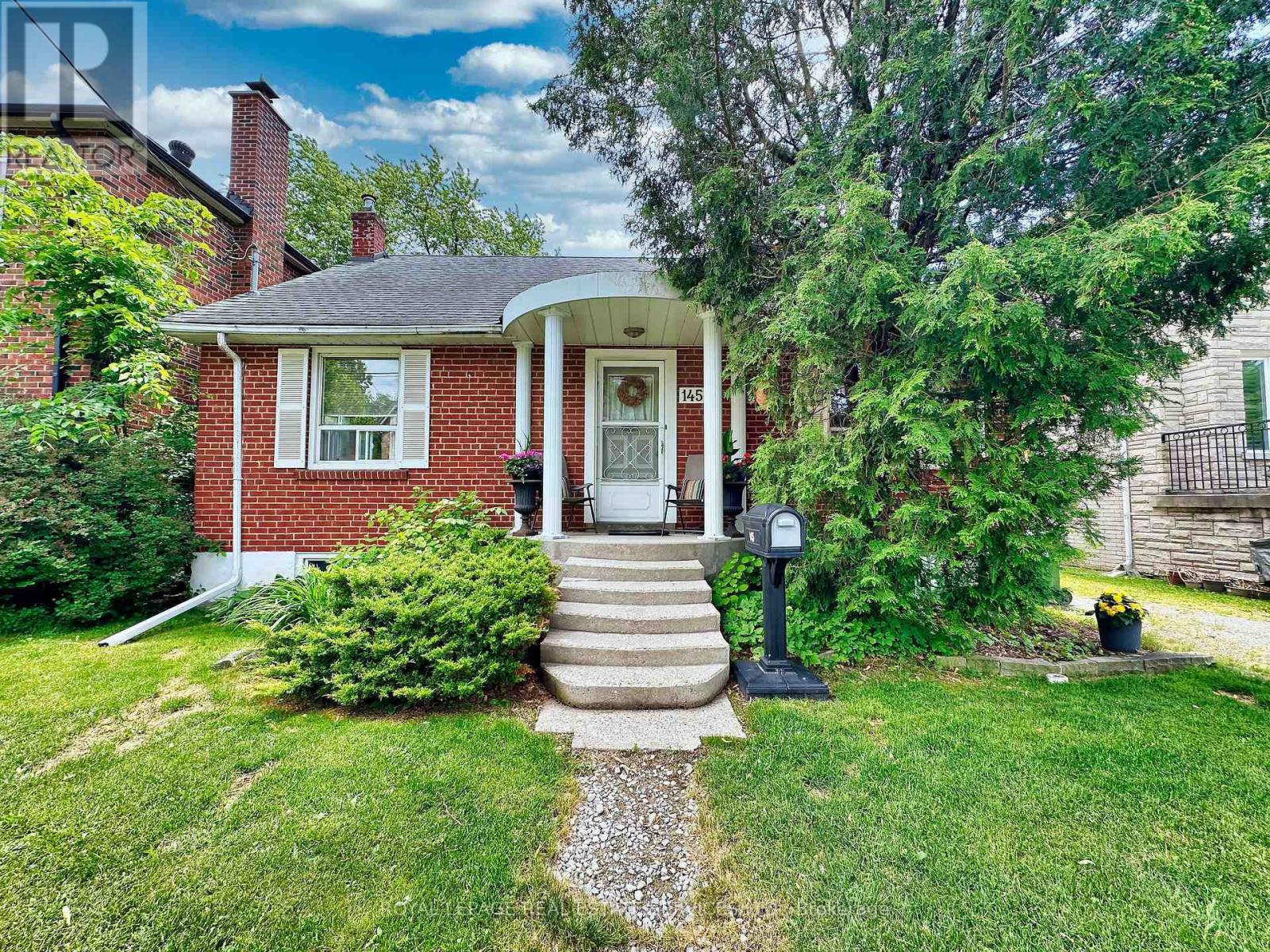 <div class="slider-price">$1,198,000</div><p>145 Parkview Avenue, Toronto, Ontario</p>
