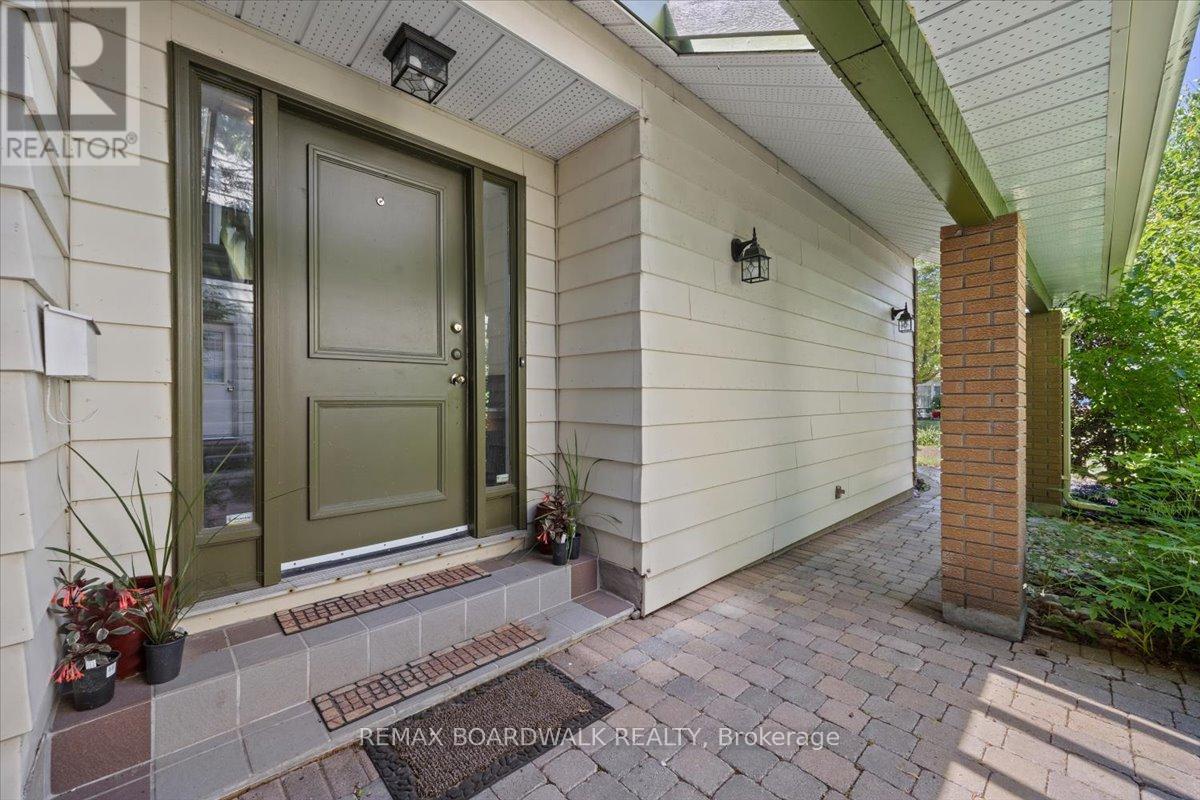 13 Pommel Crescent, Ottawa, Ontario  K2M 1A3 - Photo 2 - X13459298