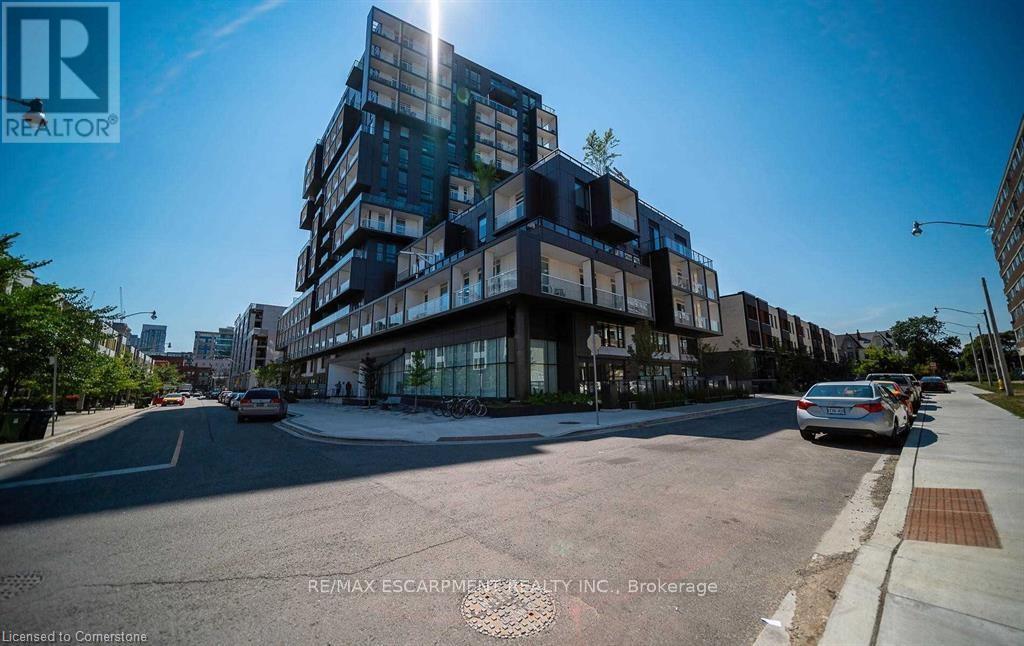 <div class="slider-price">$869,500</div><p>120 - 80 Vanauley Street, Toronto, Ontario</p>