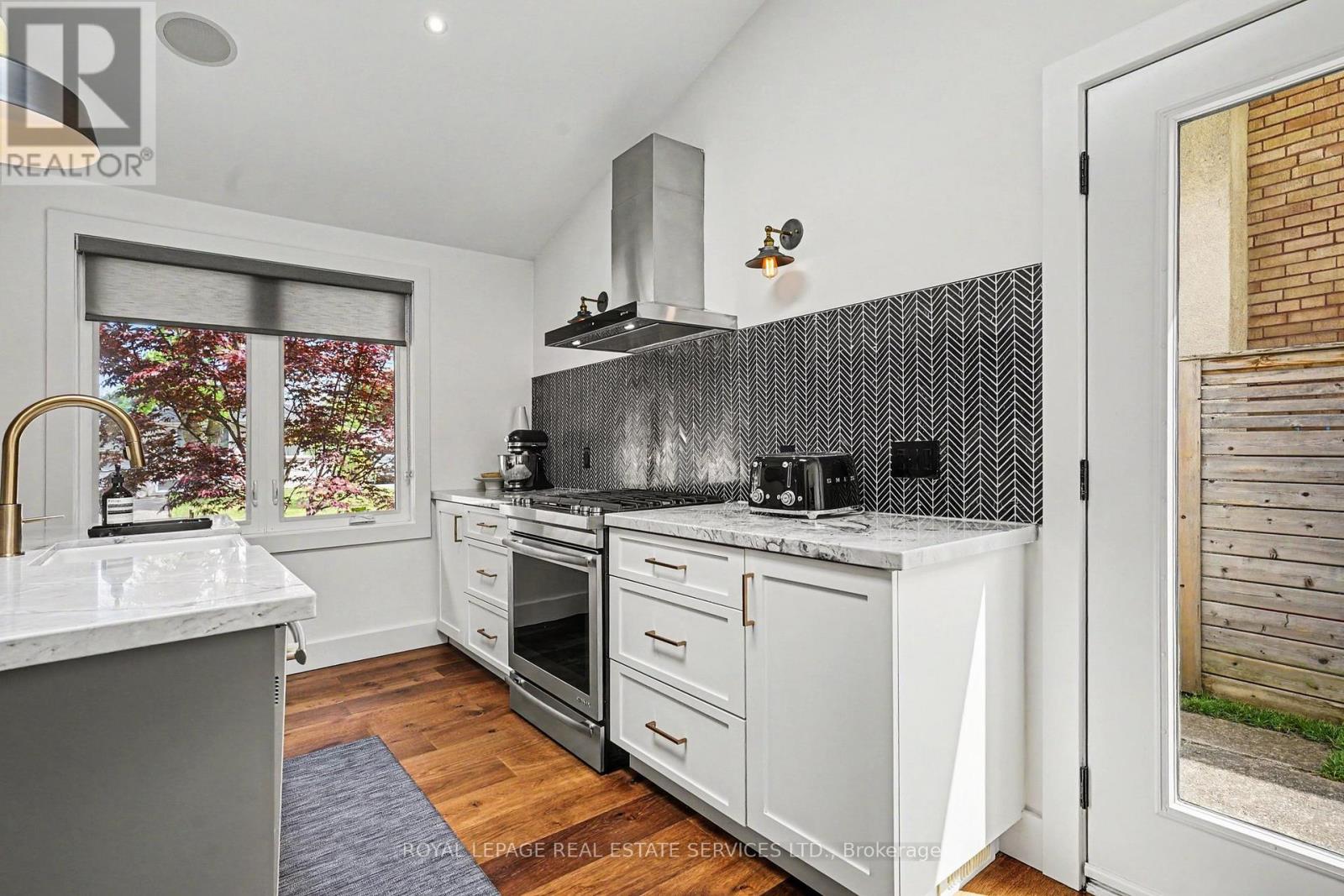 25 Brougham Crescent, Toronto, Ontario  M9R 1J3 - Photo 14 - W13456408