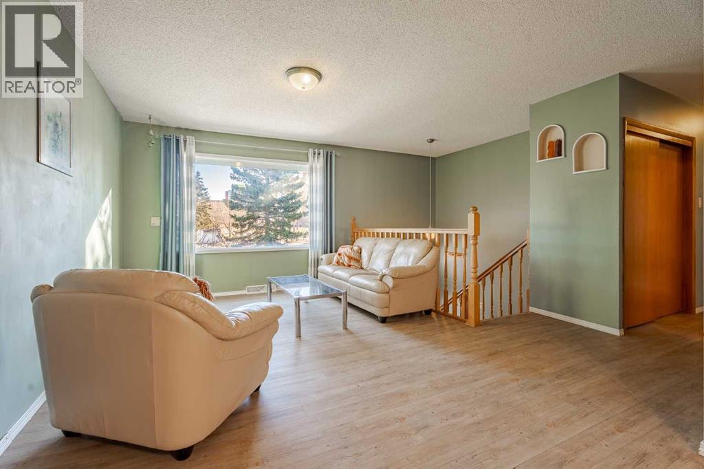 3152 Blakiston Drive Nw, Calgary, Alberta  T2L 1L8 - Photo 3 - A2279381