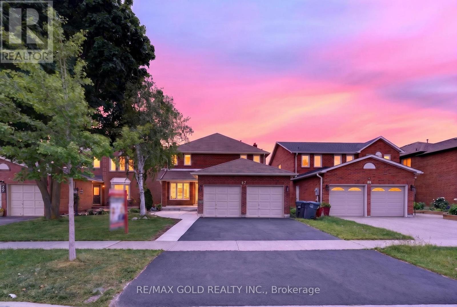 37 Lord Simcoe Drive, Brampton, Ontario  L6S 5H4 - Photo 2 - W13456918