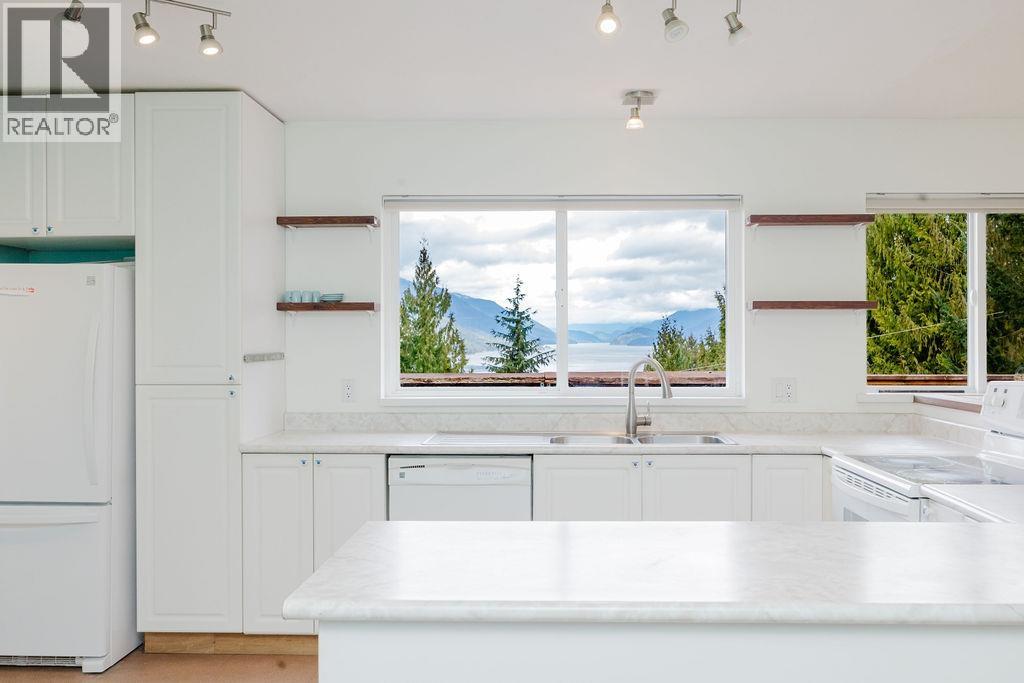 5808 Skookumchuk Road, Sechelt, British Columbia  V7Z 0P3 - Photo 15 - R3137335
