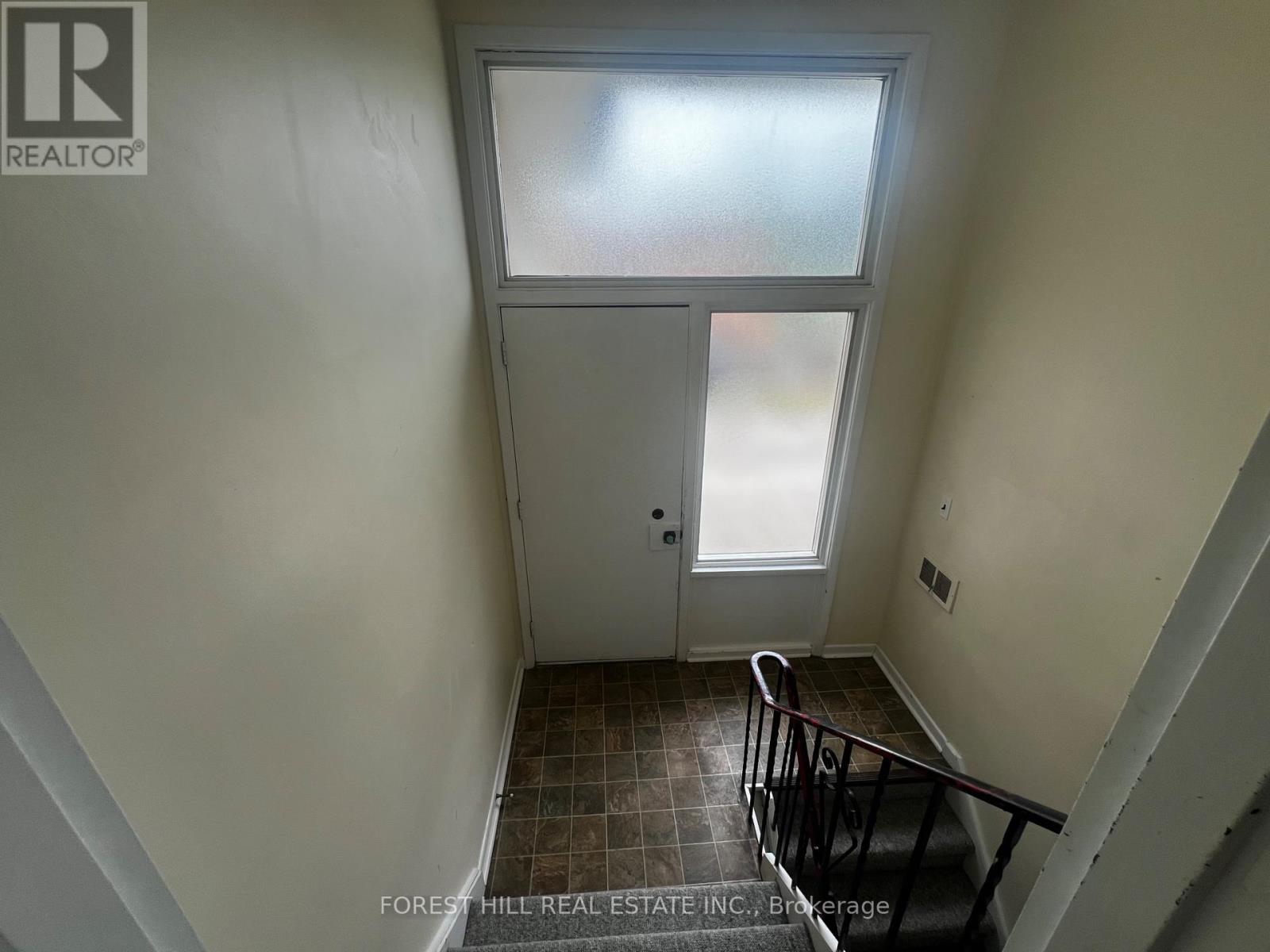 Upper - 244 St Vincent Street, Barrie (Wellington), Ontario  L4M 3Z8 - Photo 3 - S13459426