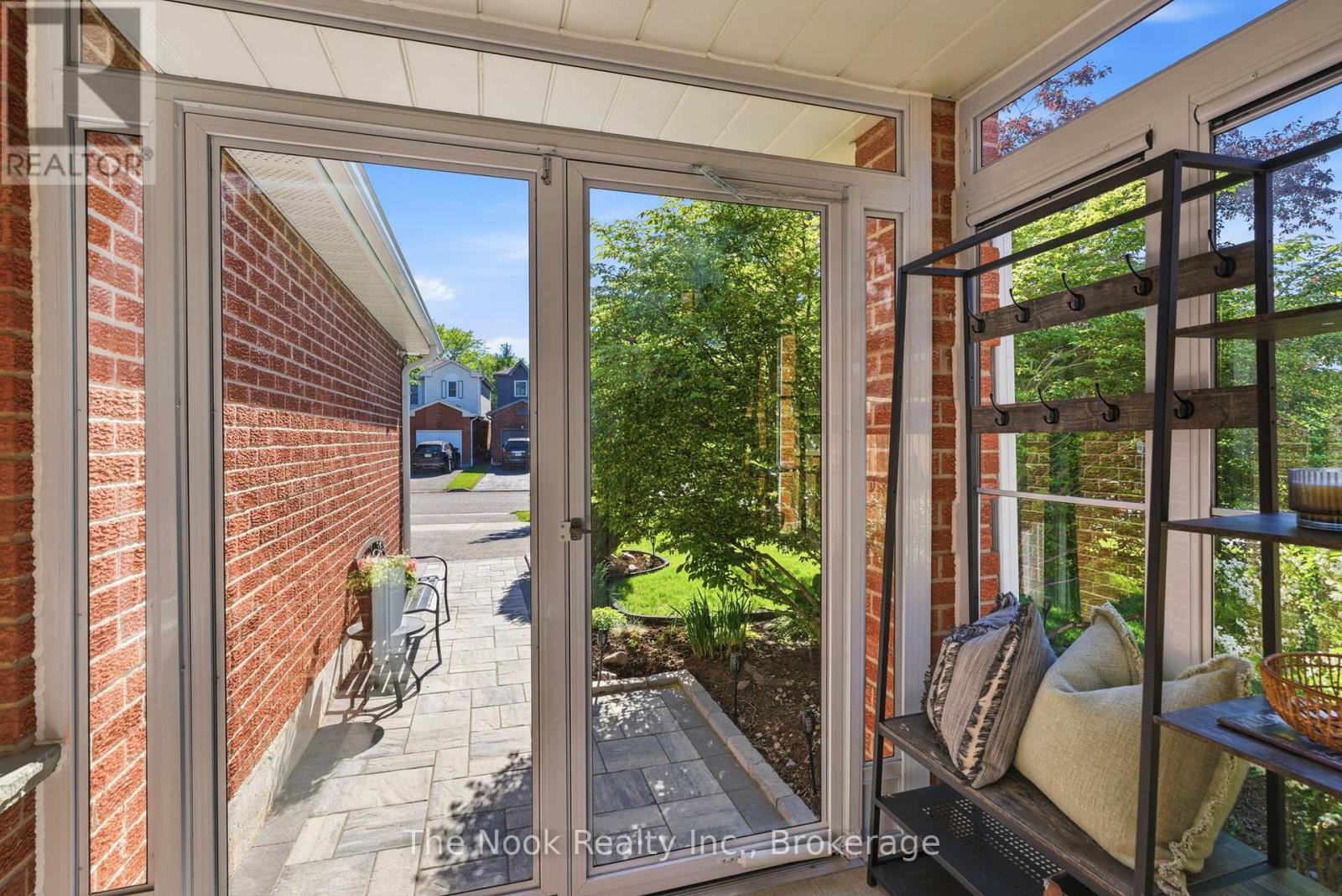 5 Teddington Crescent, Whitby, Ontario  L1R 1S4 - Photo 4 - E13459472