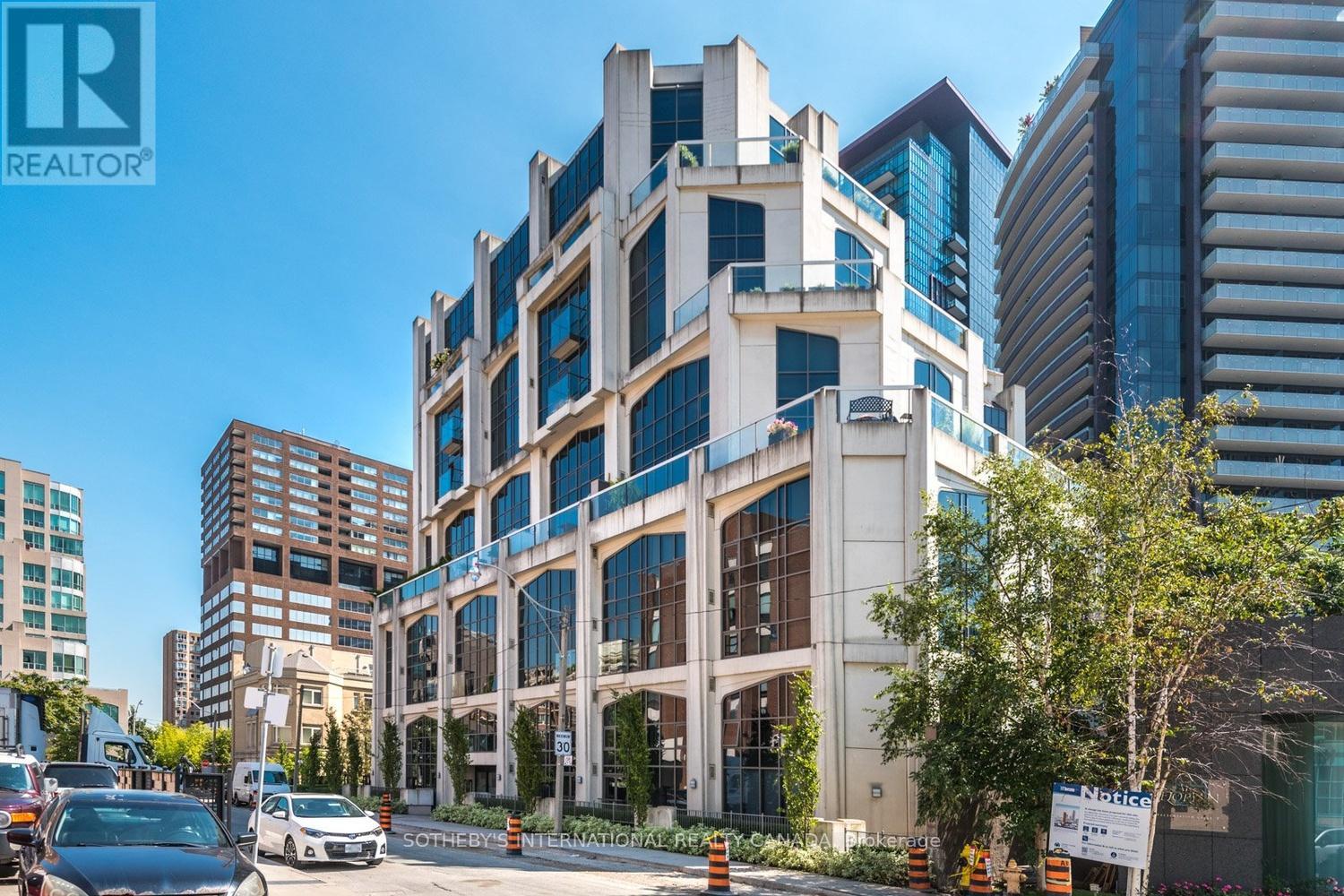 <div class="slider-price">$765,000</div><p>207 - 3 Mcalpine Street, Toronto, Ontario</p>