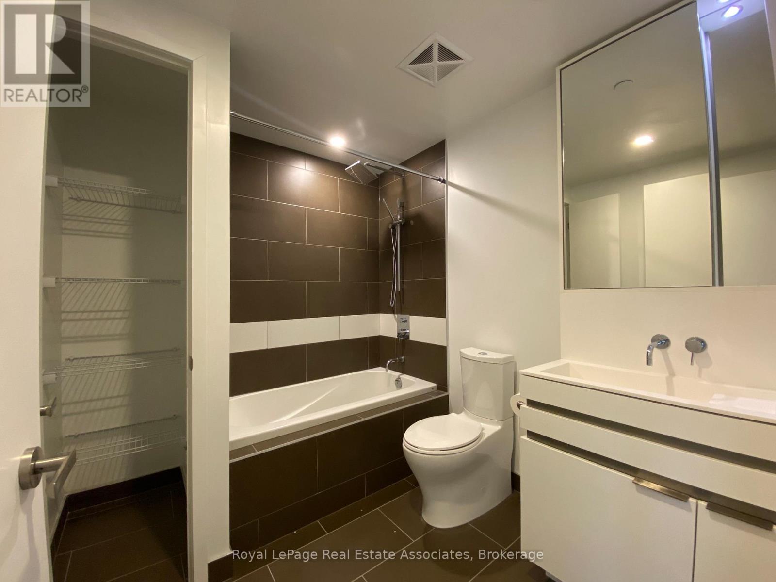 1207 - 197 Yonge Street, Toronto, Ontario  M5B 0C1 - Photo 11 - C13459498