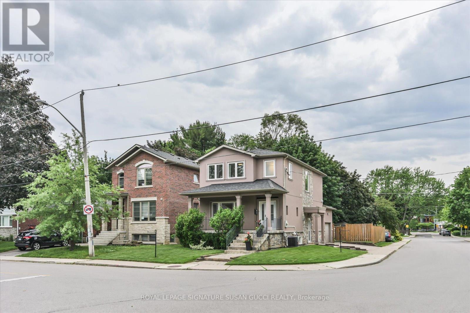 <div class="slider-price">$999,000</div><p>122 Cedarcrest Boulevard, Toronto, Ontario</p>
