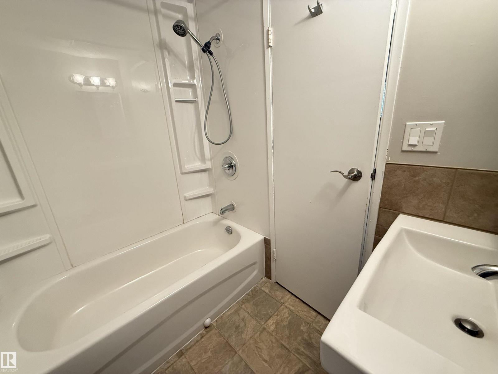 8704 102 Av NW, Edmonton, Alberta  T5H 4B7 - Photo 13 - E4494236