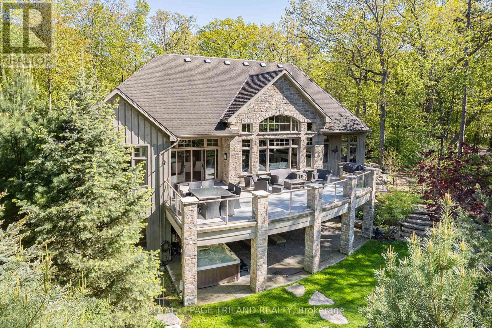 10445 Pinetree Drive, Lambton Shores, Ontario  N0M 1T0 - Photo 2 - X13459578
