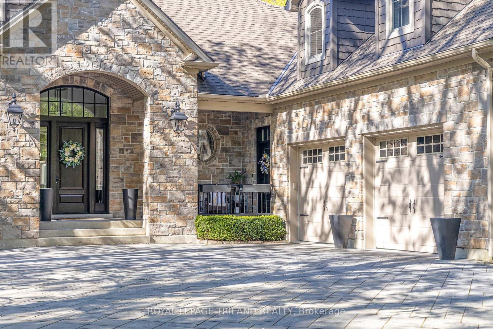 10445 Pinetree Drive, Lambton Shores, Ontario  N0M 1T0 - Photo 5 - X13459578