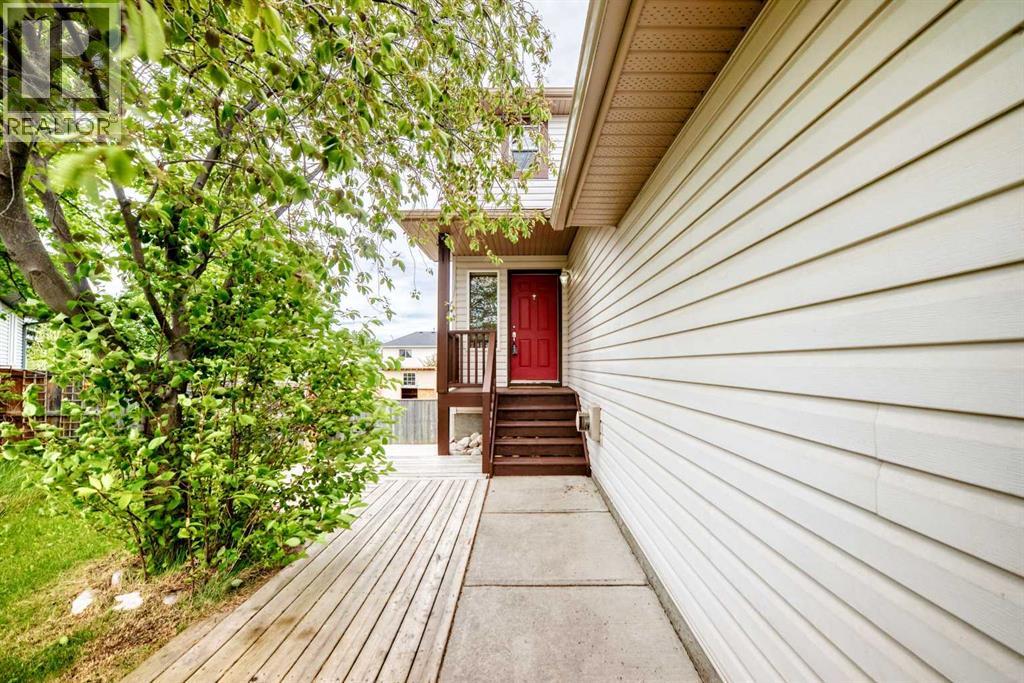 142 Quigley Close, Cochrane, Alberta  T4C 1S4 - Photo 2 - A2321780