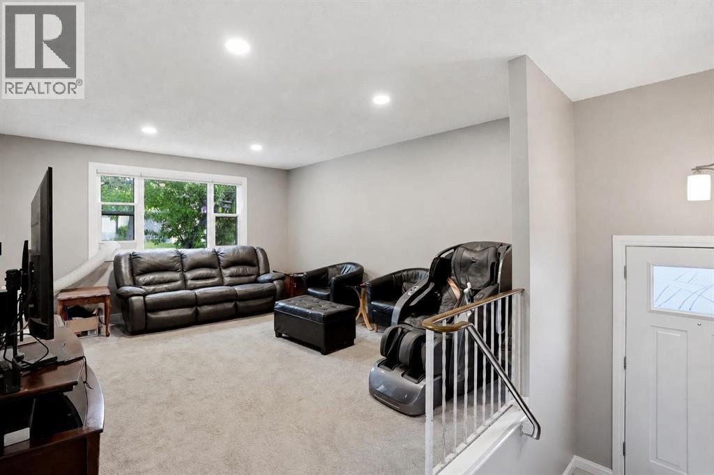 3056 32a Street Se, Calgary, Alberta  T2B 0T3 - Photo 4 - A2314462