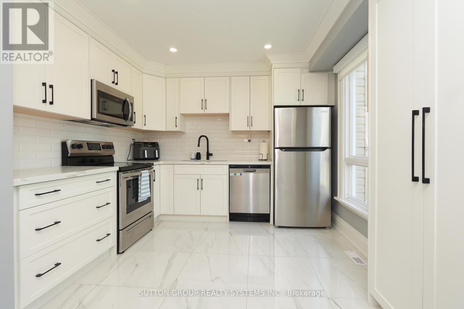 70 Courtleigh Square, Brampton, Ontario  L6Z 1J3 - Photo 2 - W13459604