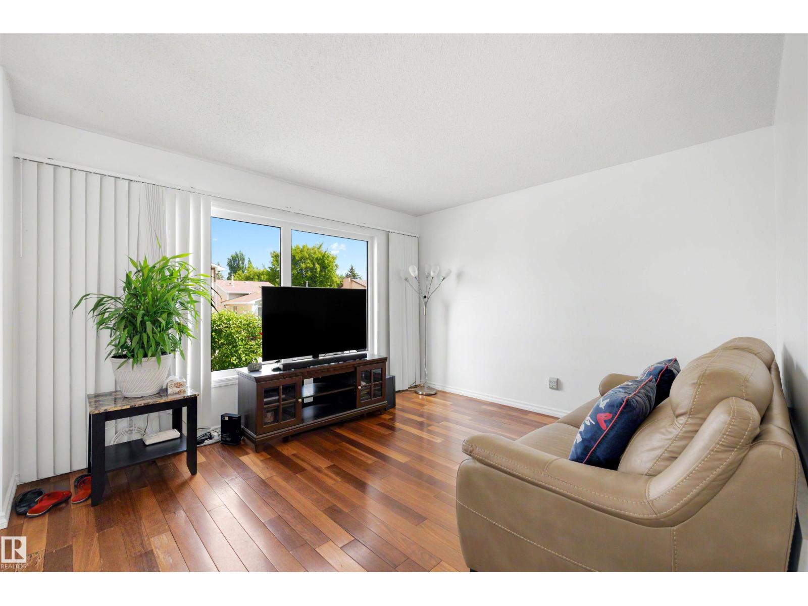 18661 61 Av NW, Edmonton, Alberta  T6M 2B3 - Photo 2 - E4494244
