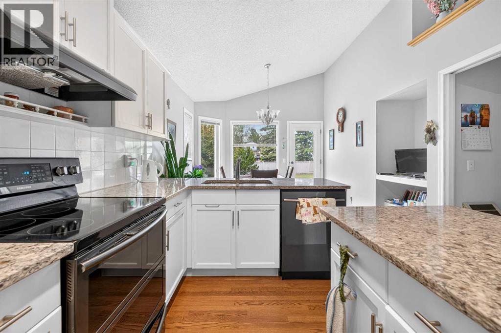 501 Coral Keys Villas Ne, Calgary, Alberta  T3J 3L8 - Photo 7 - A2322169