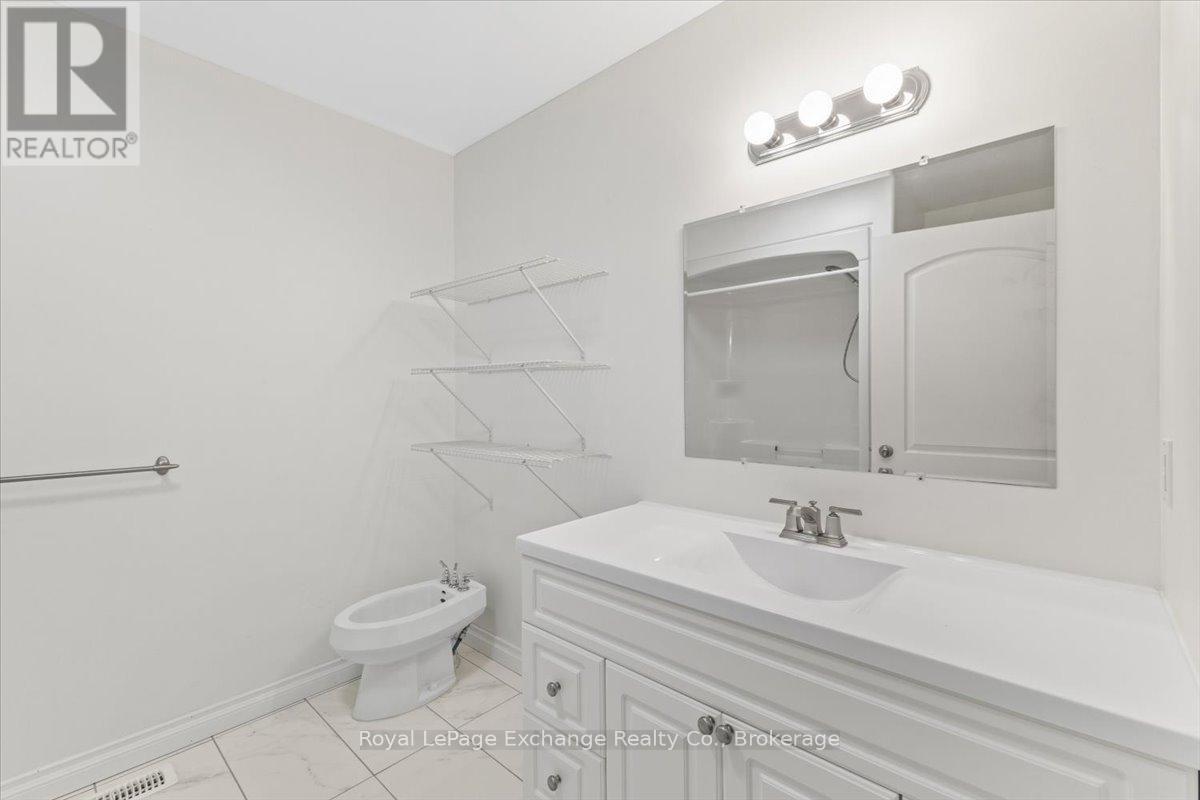 647 Pipers Court, Kincardine, Ontario  N2Z 0A1 - Photo 17 - X13459860