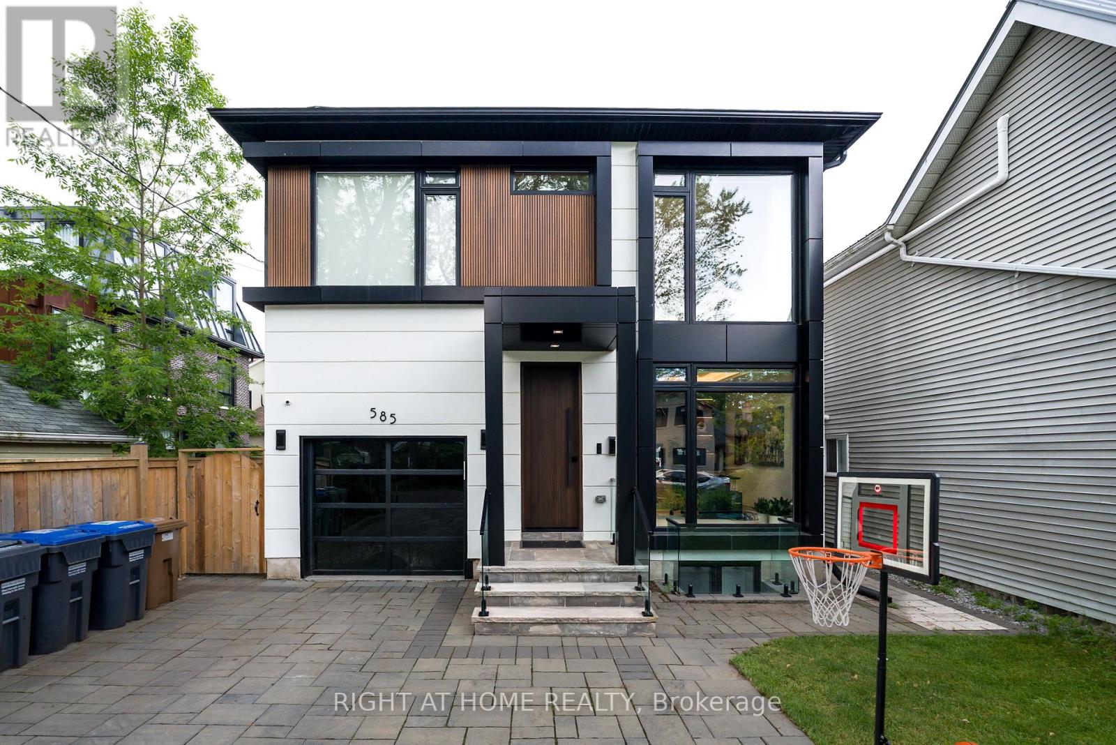 585 MONTBECK CRESCENT, Mississauga, Ontario
