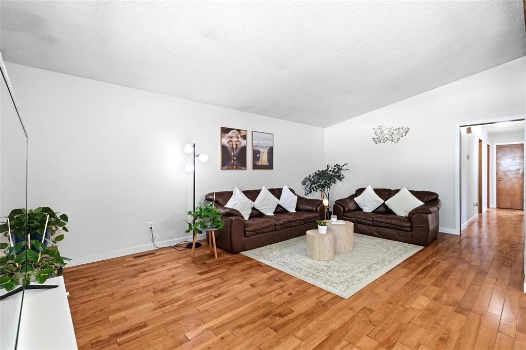 899 Beaverhill Boulevard, Winnipeg, Manitoba  R2J 3B5 - Photo 4 - 202614235