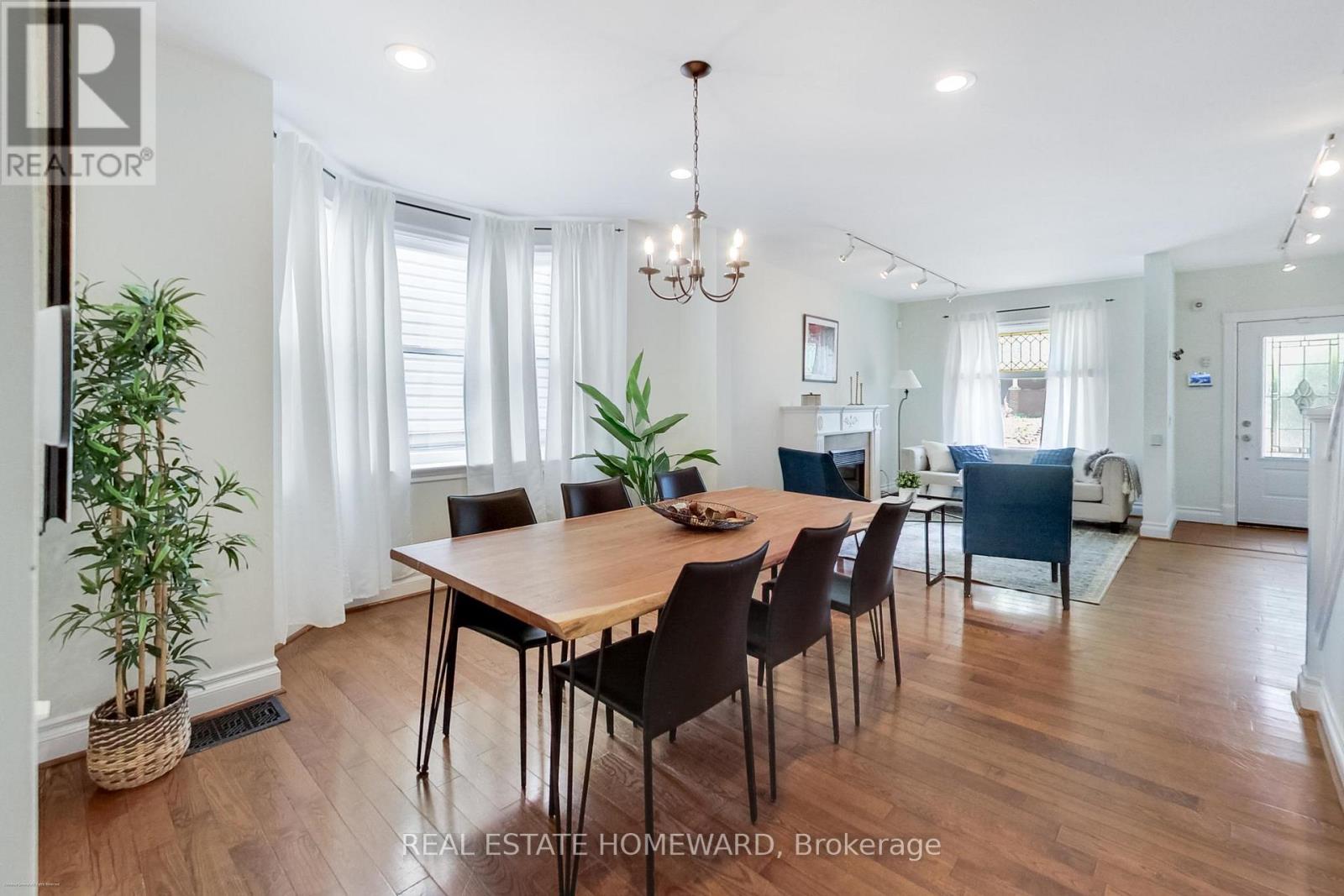 138 Lee Avenue, Toronto, Ontario  M4E 2P3 - Photo 11 - E13459928