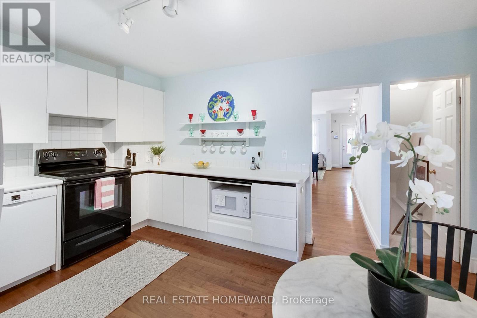 138 Lee Avenue, Toronto, Ontario  M4E 2P3 - Photo 15 - E13459928