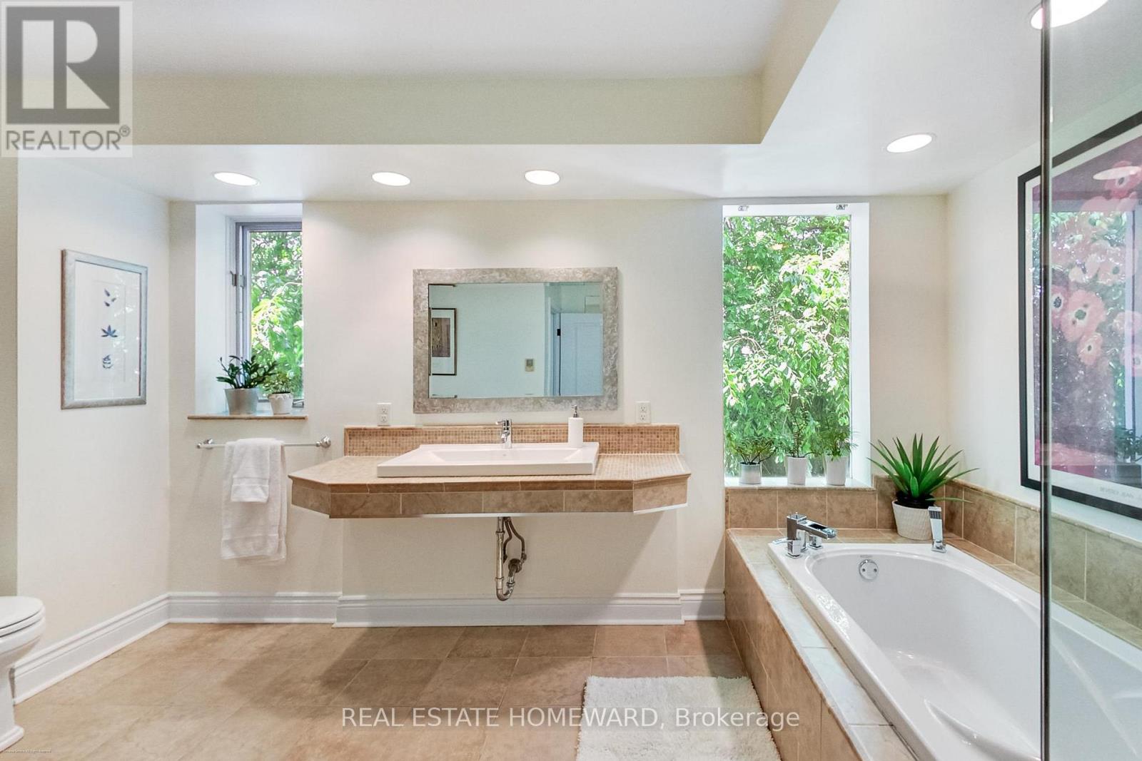 138 Lee Avenue, Toronto, Ontario  M4E 2P3 - Photo 17 - E13459928