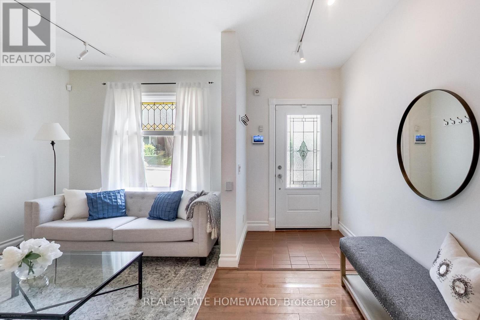 138 Lee Avenue, Toronto, Ontario  M4E 2P3 - Photo 4 - E13459928