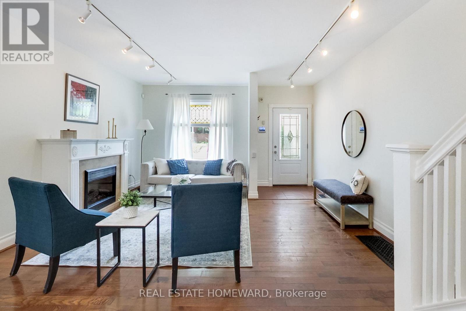 138 Lee Avenue, Toronto, Ontario  M4E 2P3 - Photo 8 - E13459928