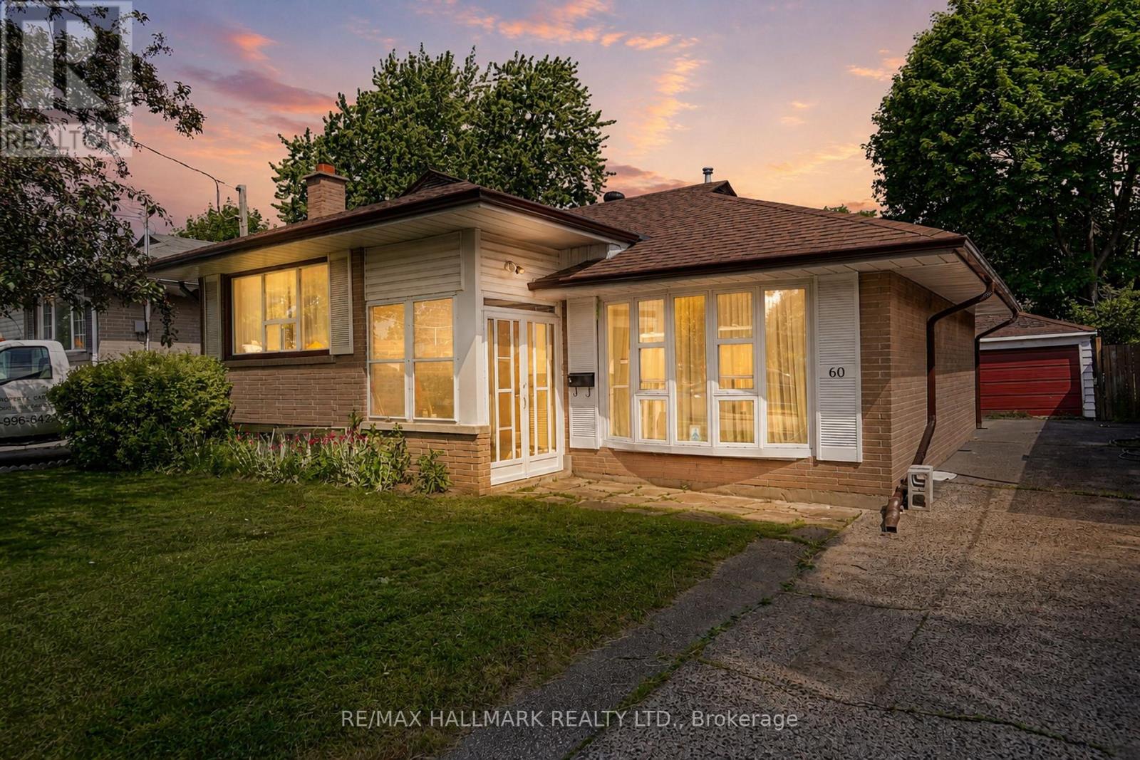 60 VRADENBERG DRIVE, Toronto, Ontario