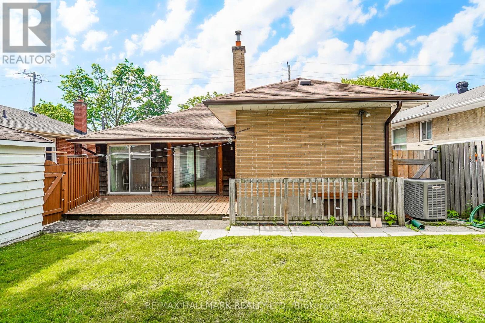 60 Vradenberg Drive, Toronto, Ontario  M1T 1M6 - Photo 7 - E13459934