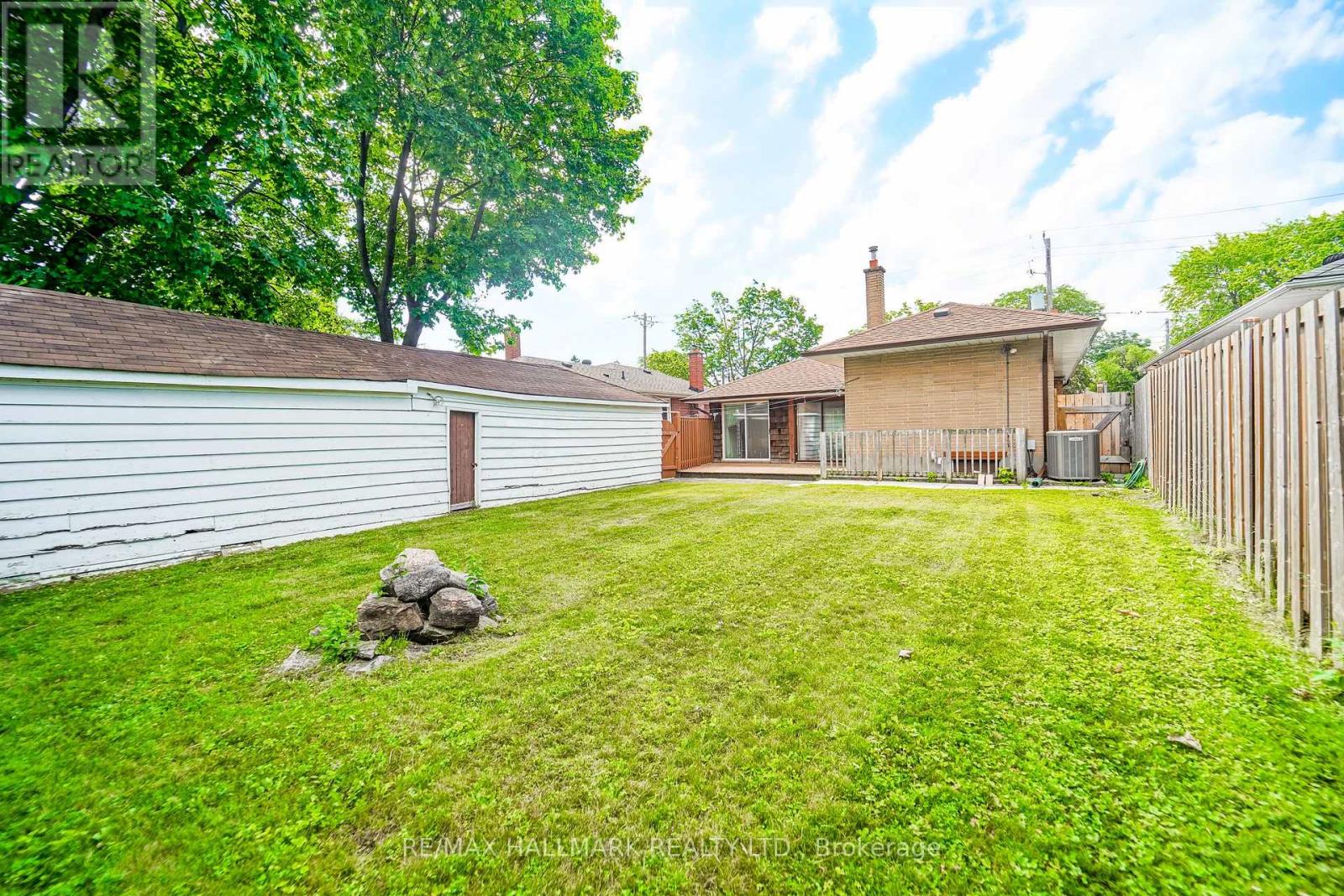 60 Vradenberg Drive, Toronto, Ontario  M1T 1M6 - Photo 8 - E13459934