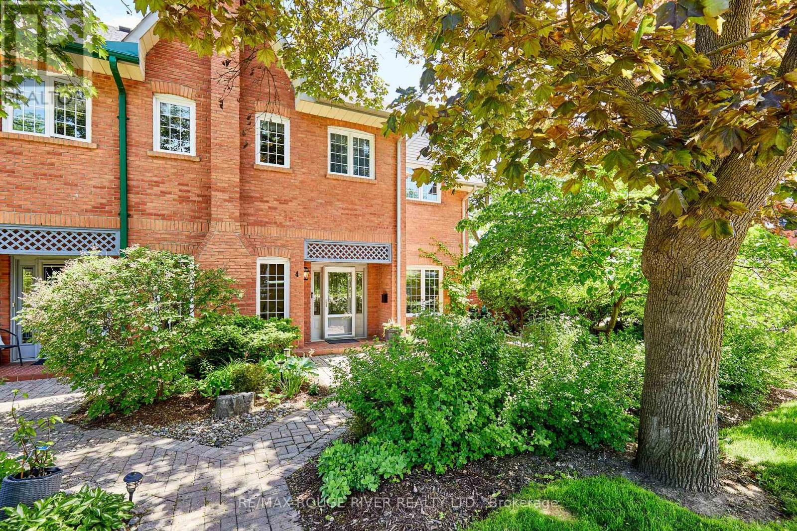 4 - 110 MARY STREET W, Whitby, Ontario
