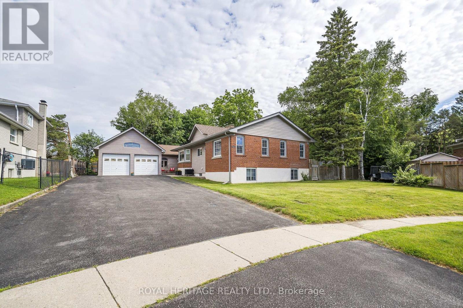 956 Bayshore Court, Pickering, Ontario  L1W 2Y3 - Photo 2 - E13459980