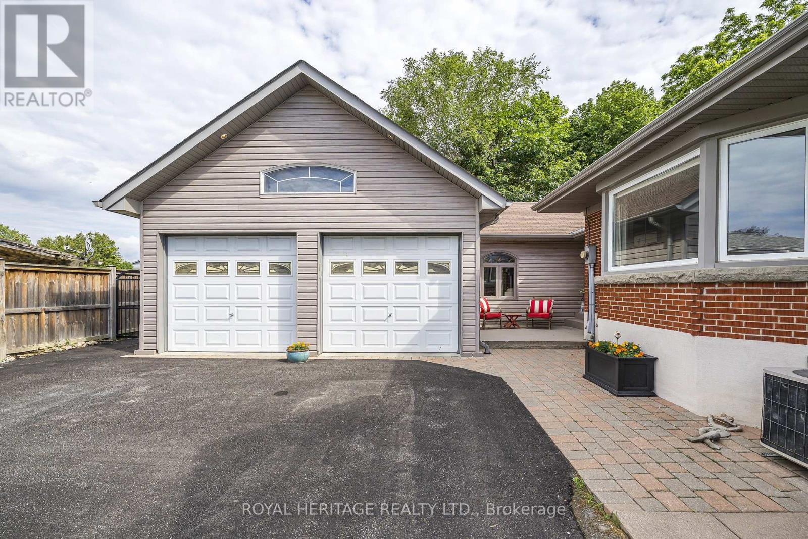 956 Bayshore Court, Pickering, Ontario  L1W 2Y3 - Photo 4 - E13459980