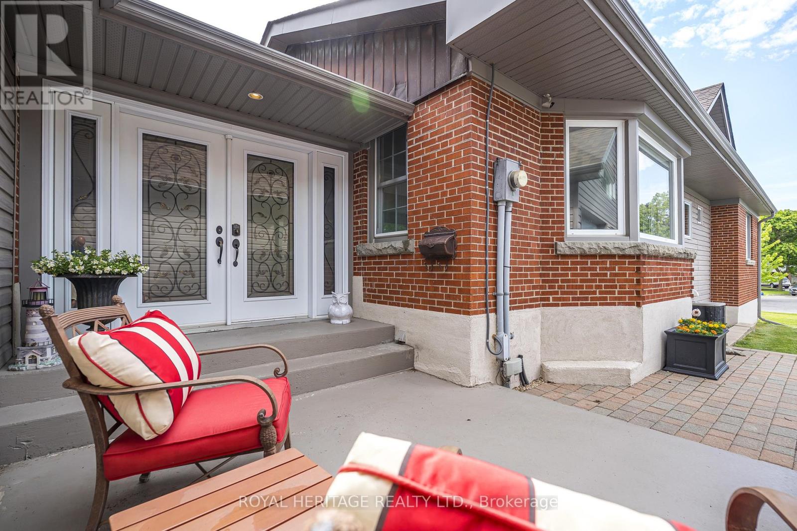 956 Bayshore Court, Pickering, Ontario  L1W 2Y3 - Photo 5 - E13459980
