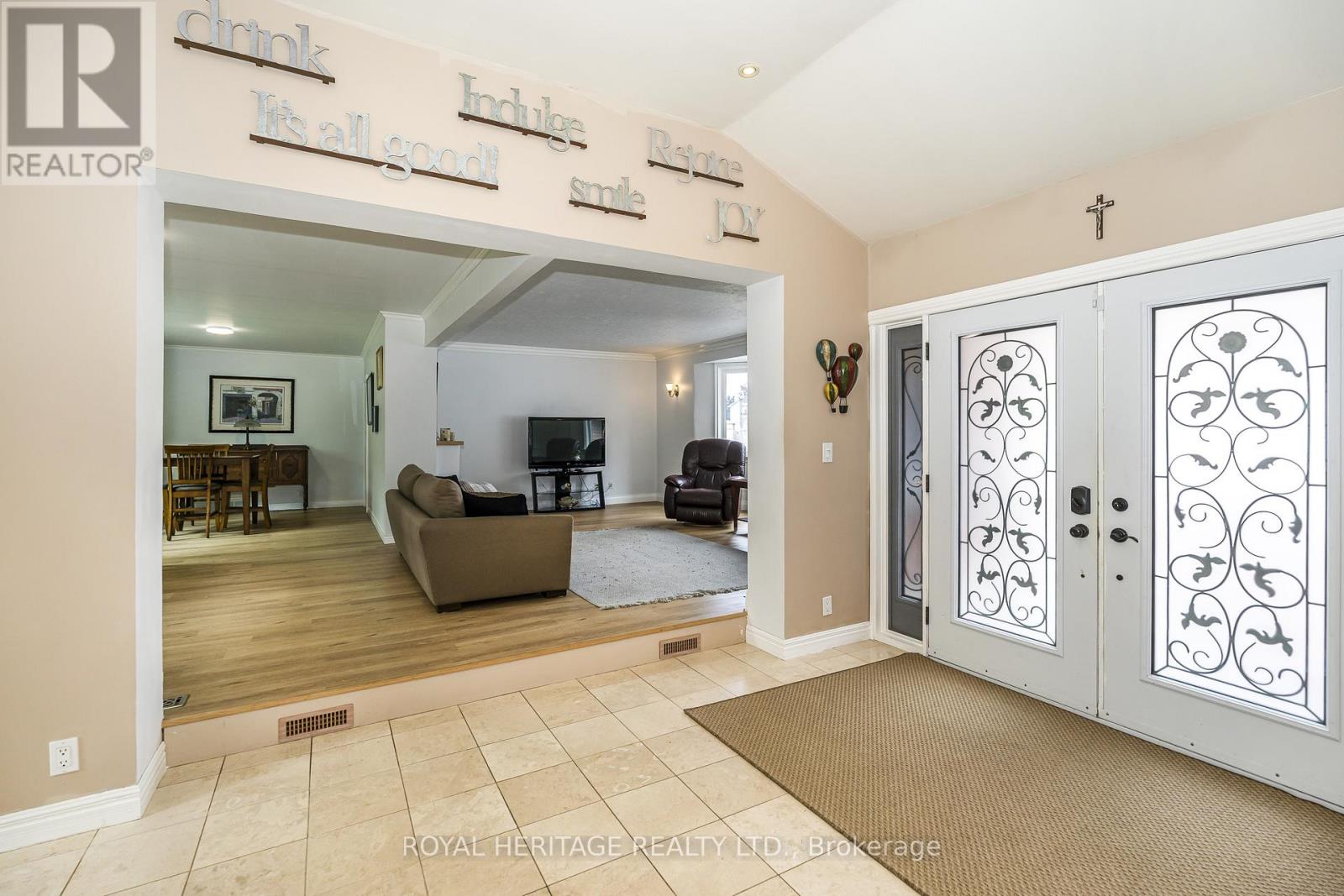 956 Bayshore Court, Pickering, Ontario  L1W 2Y3 - Photo 7 - E13459980