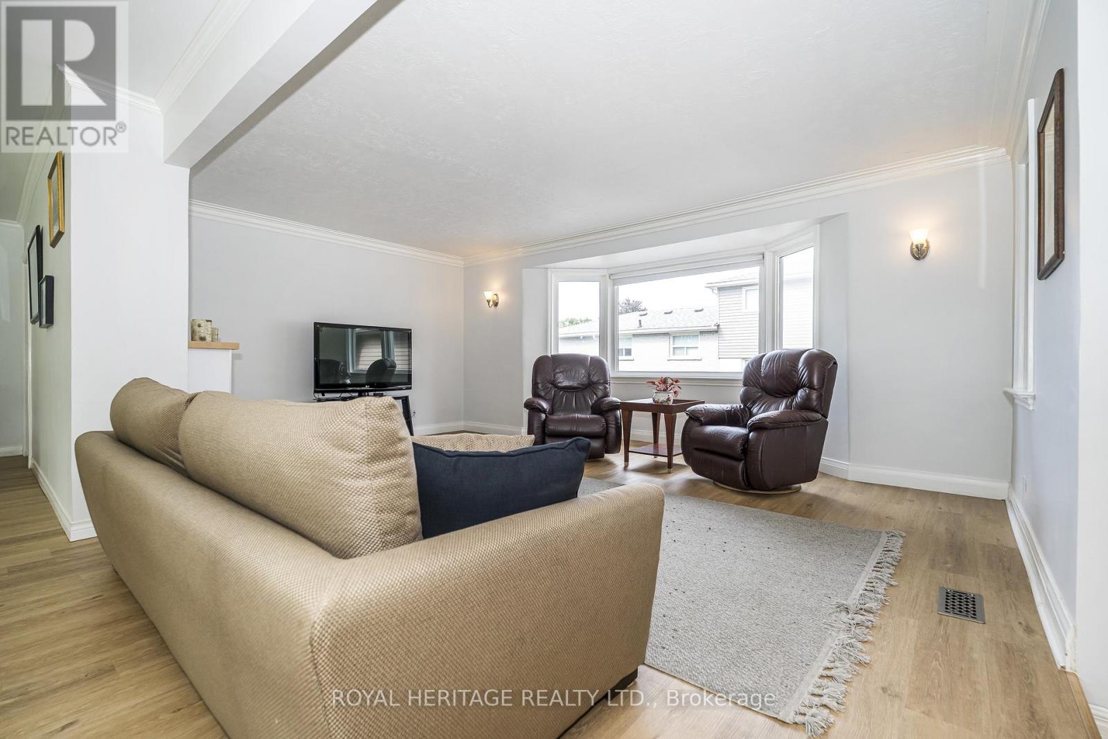 956 Bayshore Court, Pickering, Ontario  L1W 2Y3 - Photo 8 - E13459980