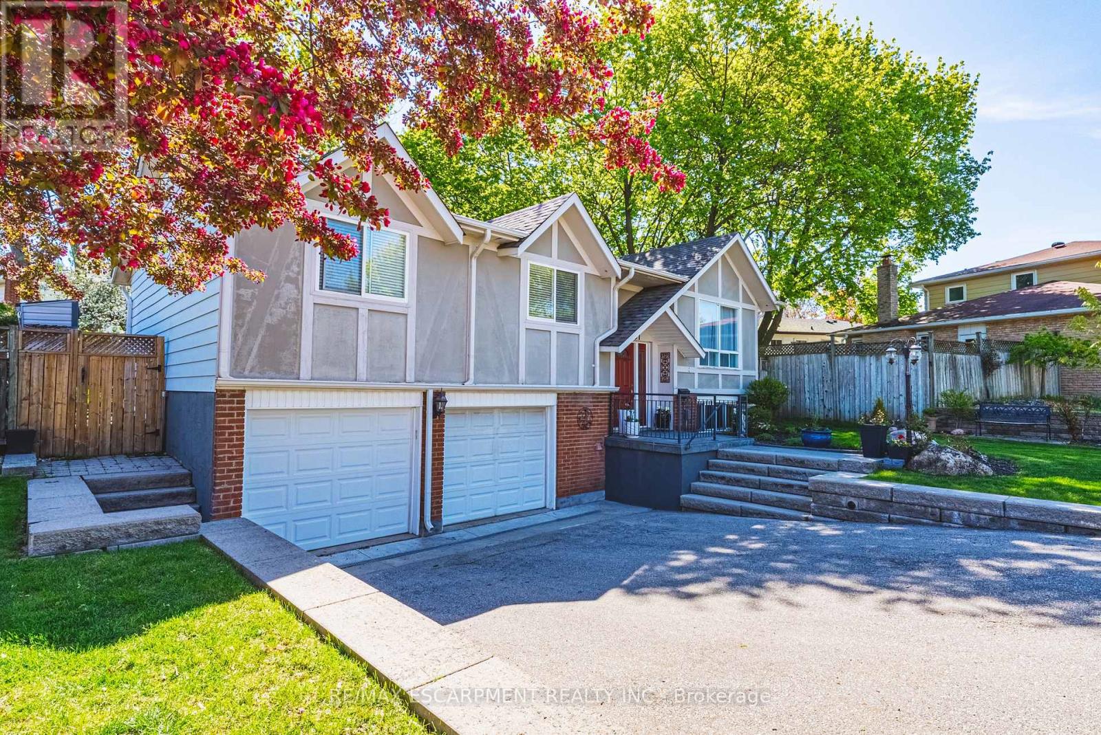 2231 Sandringham Drive, Burlington, Ontario  L7P 3E6 - Photo 2 - W13460152