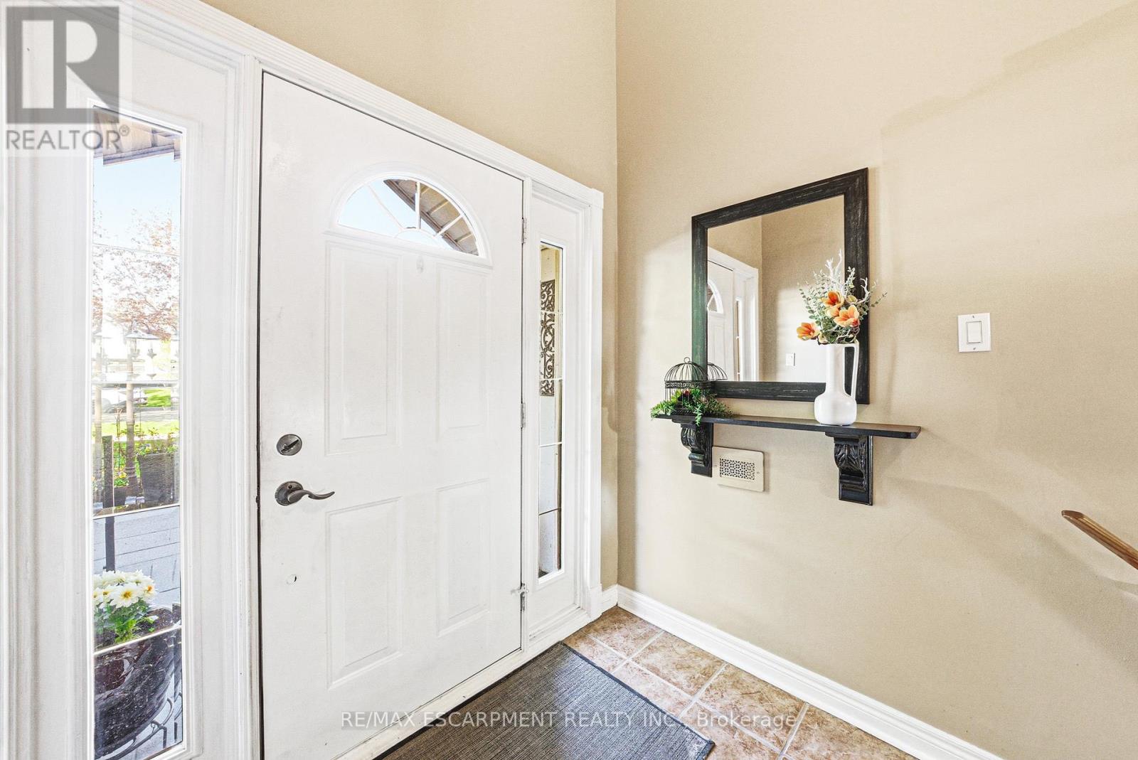 2231 Sandringham Drive, Burlington, Ontario  L7P 3E6 - Photo 3 - W13460152