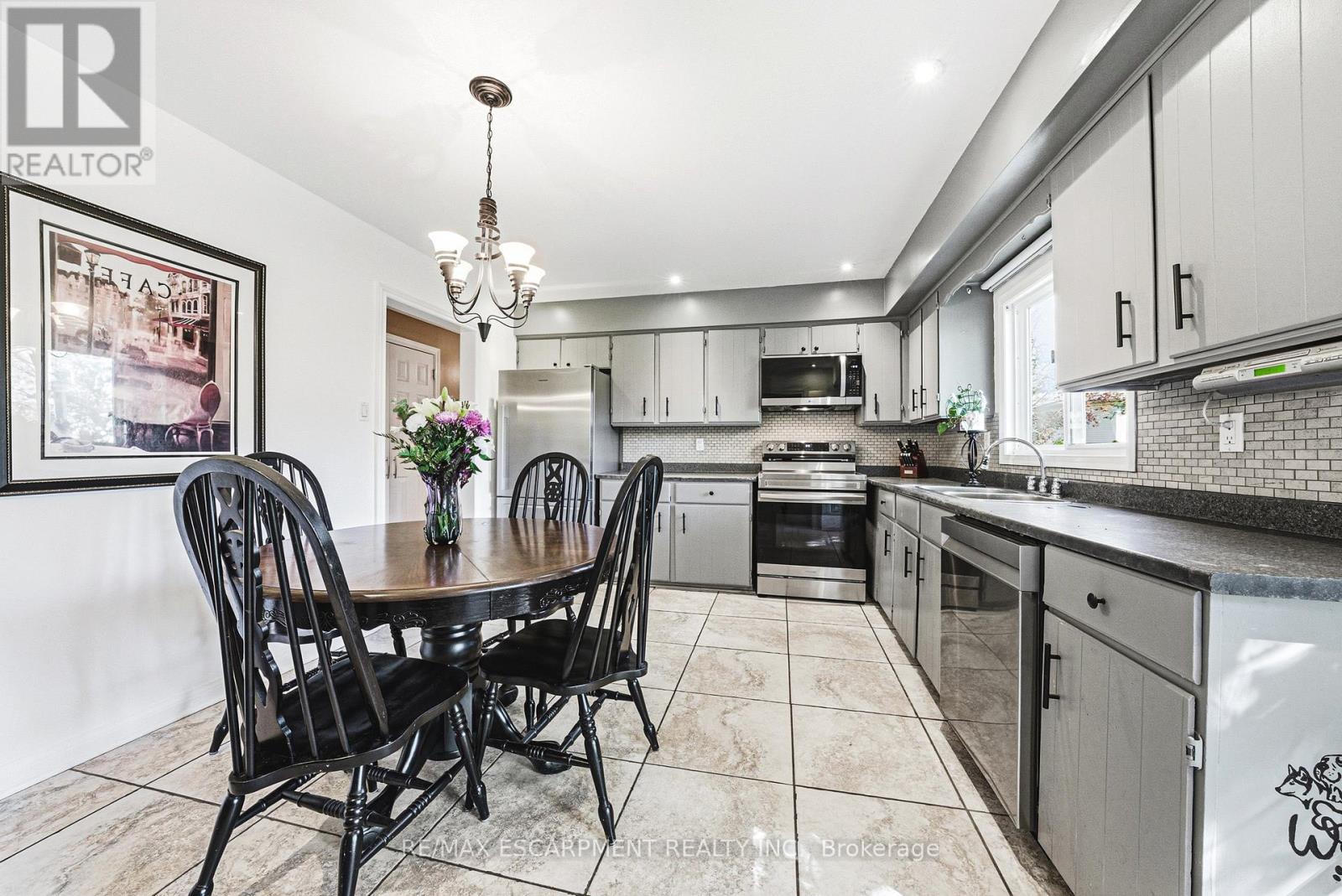 2231 Sandringham Drive, Burlington, Ontario  L7P 3E6 - Photo 8 - W13460152