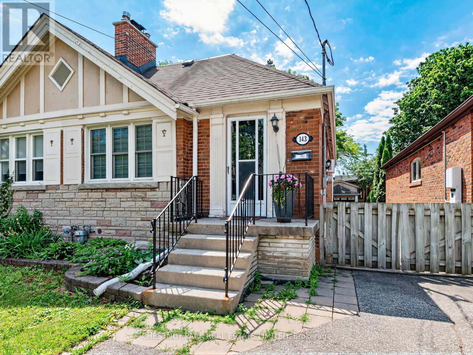 143 Glenvale Boulevard, Toronto, Ontario  M4G 2W2 - Photo 2 - C13447986