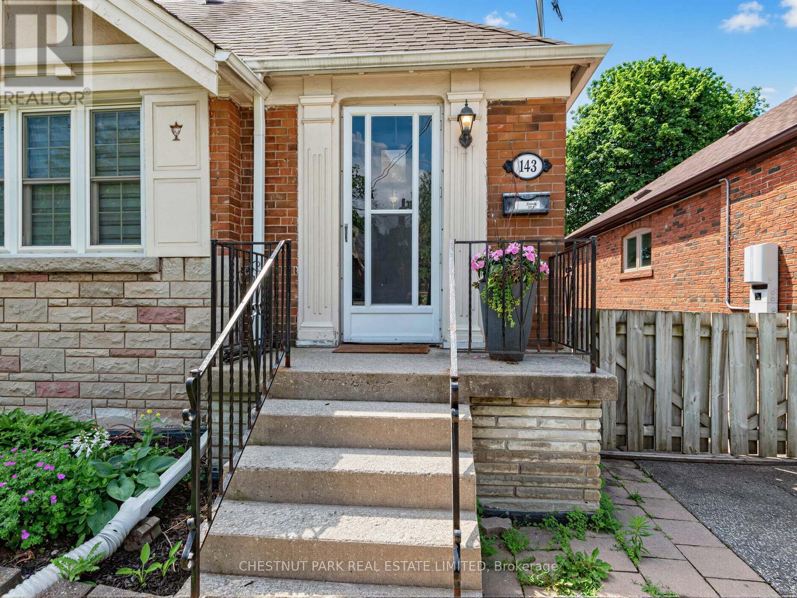 143 Glenvale Boulevard, Toronto, Ontario  M4G 2W2 - Photo 3 - C13447986