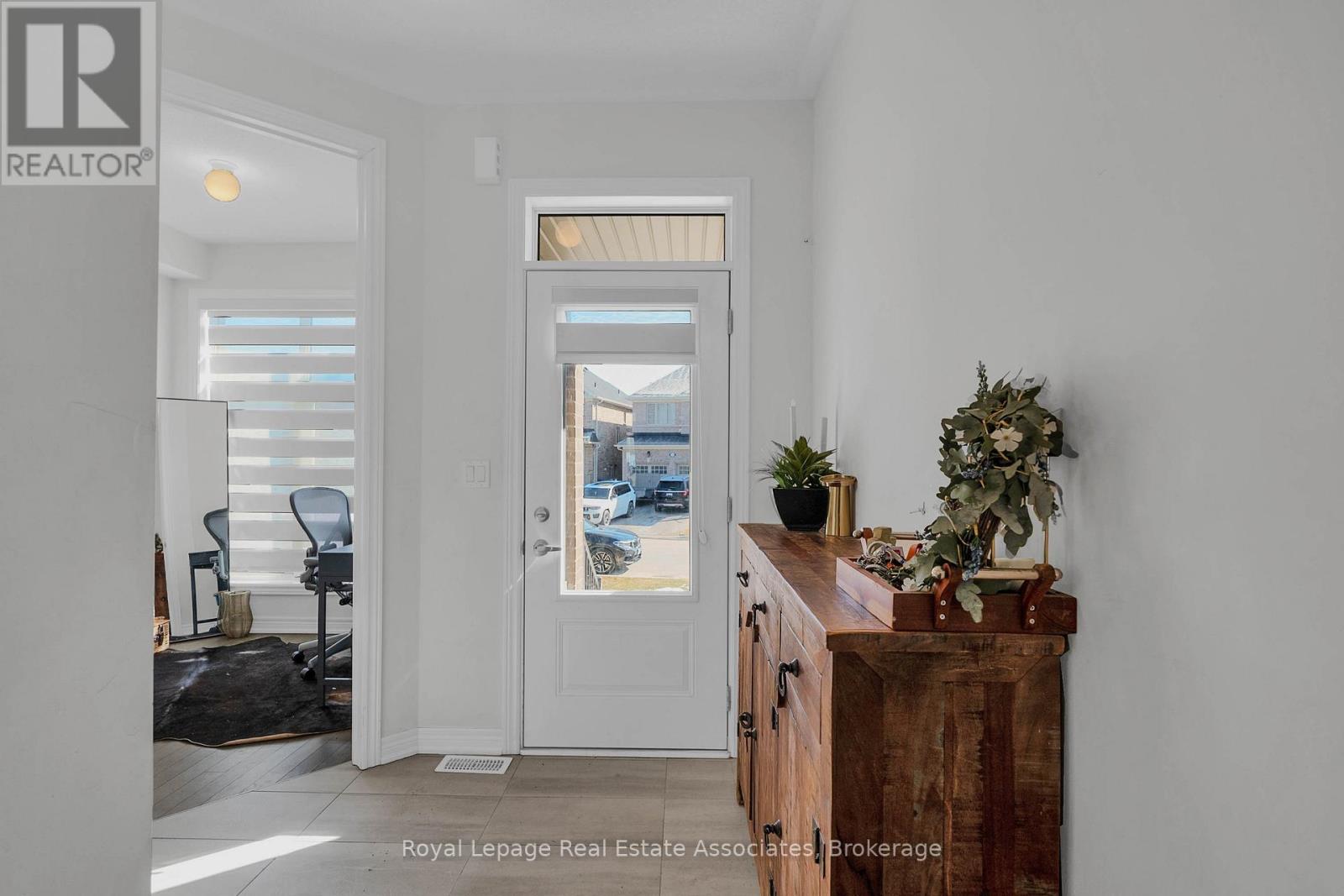 1386 Davis Loop, Innisfil, Ontario  L0L 1W0 - Photo 6 - N13222462